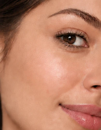 Portrait beauté en gros plan, lumière douce et teint naturel